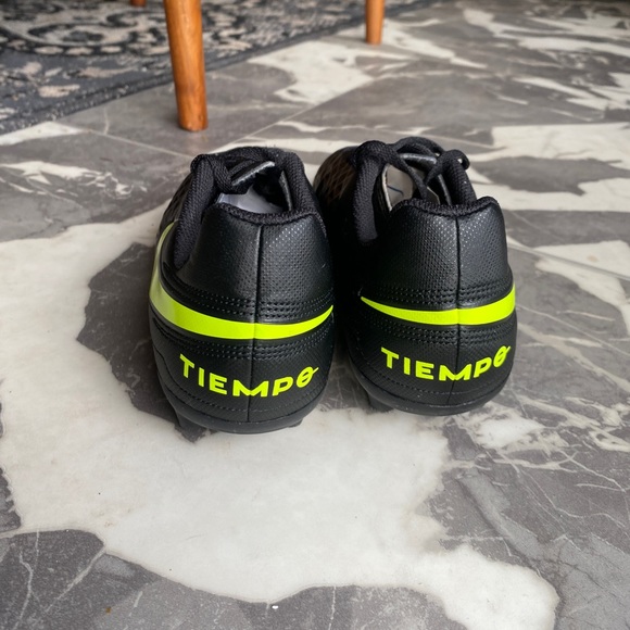 Nike JR Legend 8 Club FG/MG Cleats AT5881-070 Black Volt Size 6 Youth - Picture 4 of 5